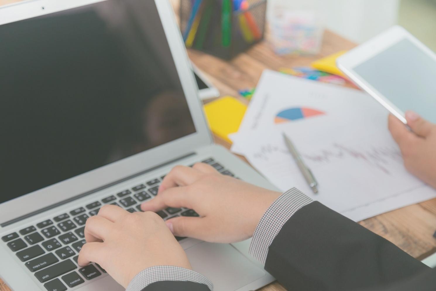 Bureau de consultation financière moderne avec espace de travail organisé